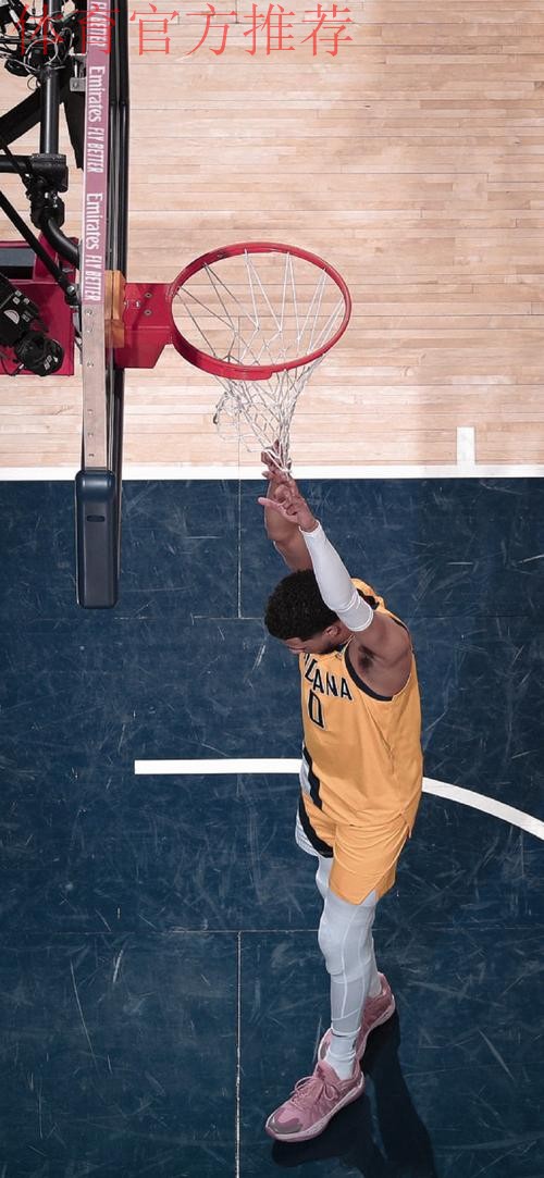 里德中路强突篮下 转身勾手抛投命中